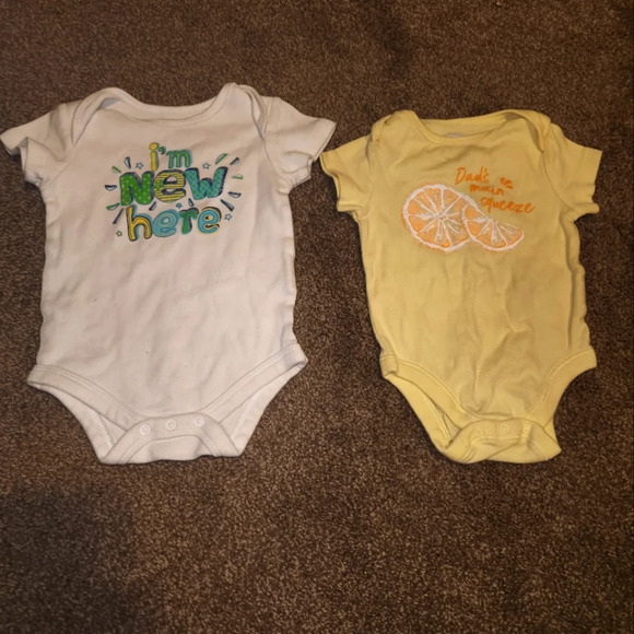 Set of 2 Girl's Short Sleeve Bodysuits 3-6 Months - Picture 2 of 10